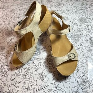 NEW w/o Box Women's Dansko Tricia Wedged Sandals in Beige / Ivory sz 37 Velcrow